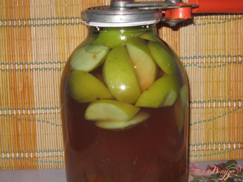 Фото приготовление рецепта: Компот из яблок и алычи на зиму шаг №7