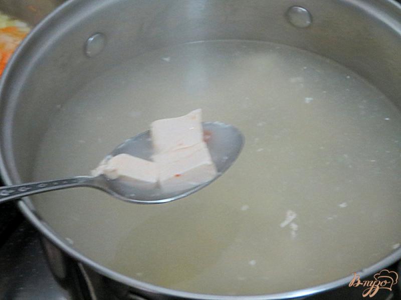 Фото приготовление рецепта: Суп с  манными клёцками шаг №4