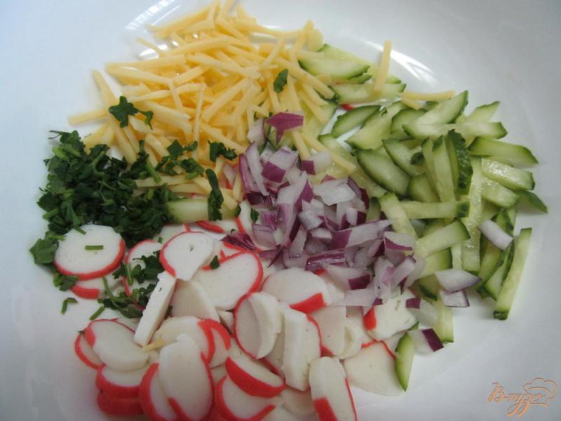 Фото приготовление рецепта: Салат из крабовых палочек с огурцом и сыром шаг №2