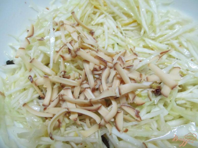 Фото приготовление рецепта: Капустный салат с копченым сыром и яблоком шаг №3