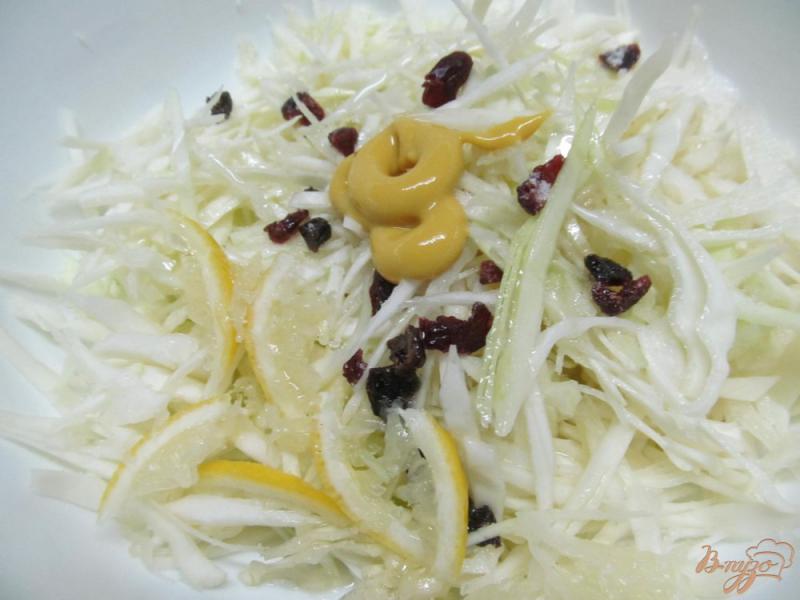 Фото приготовление рецепта: Капустный салат с копченым сыром и яблоком шаг №2