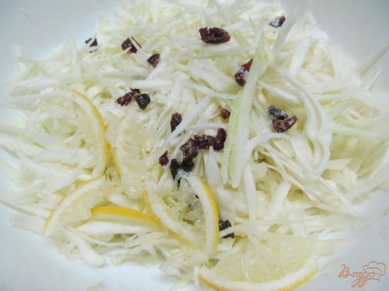 Фото приготовление рецепта: Капустный салат с копченым сыром и яблоком шаг №1