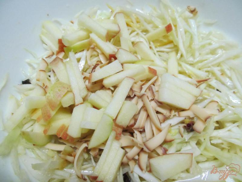 Фото приготовление рецепта: Капустный салат с копченым сыром и яблоком шаг №4