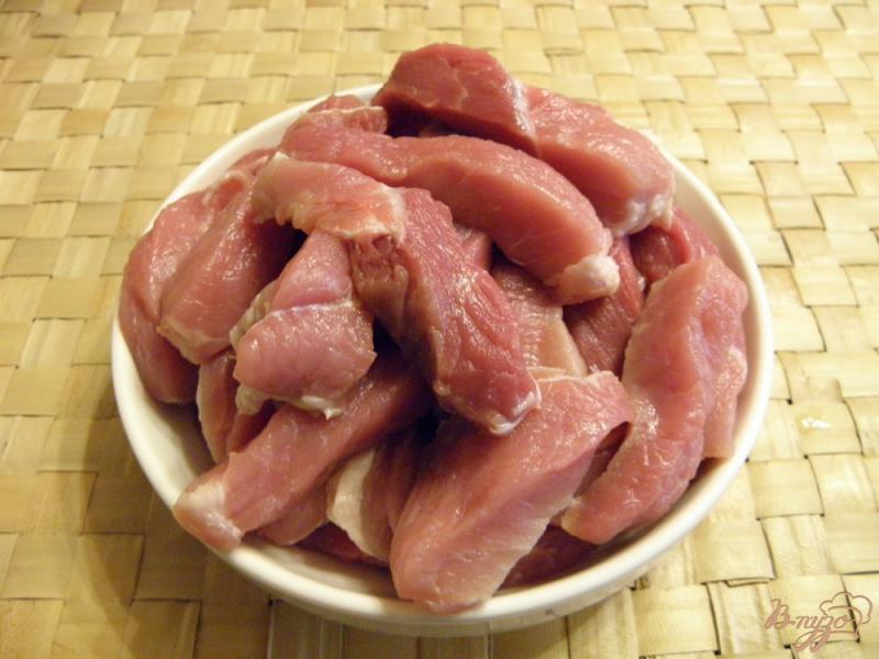 Фото приготовление рецепта: Пикантное жареное мясо в соусе шаг №2