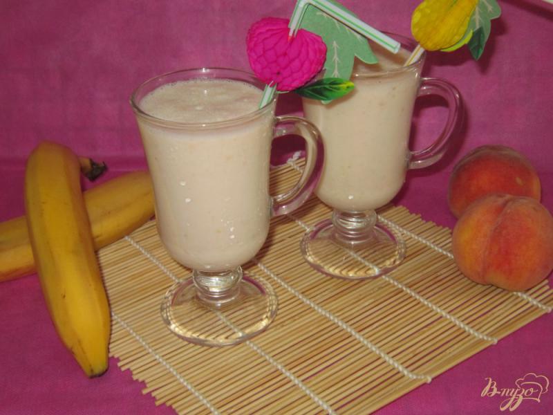 Фото приготовление рецепта: Молочный коктейль с бананом и персиком шаг №4