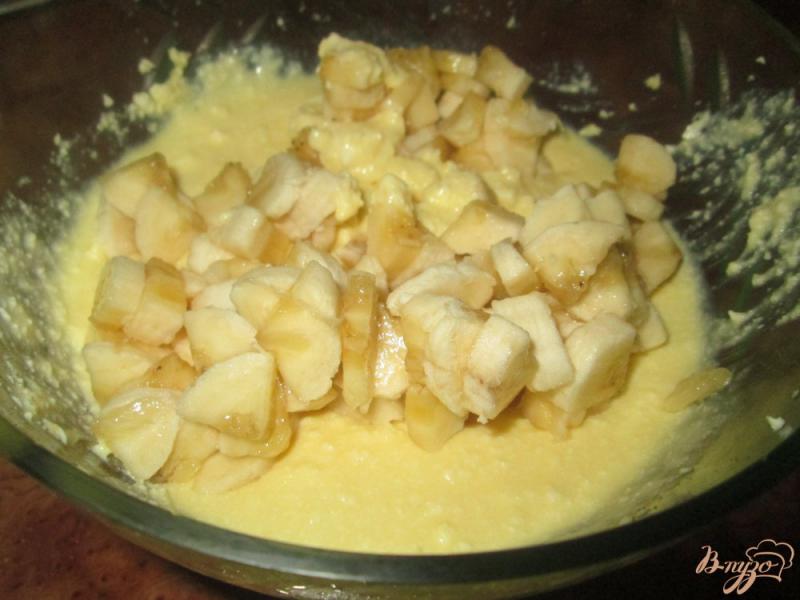 Фото приготовление рецепта: Сырники с бананами шаг №4