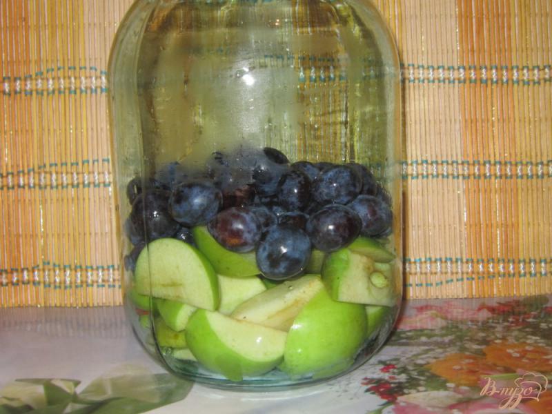 Фото приготовление рецепта: Компот из яблок и слив на зиму шаг №4