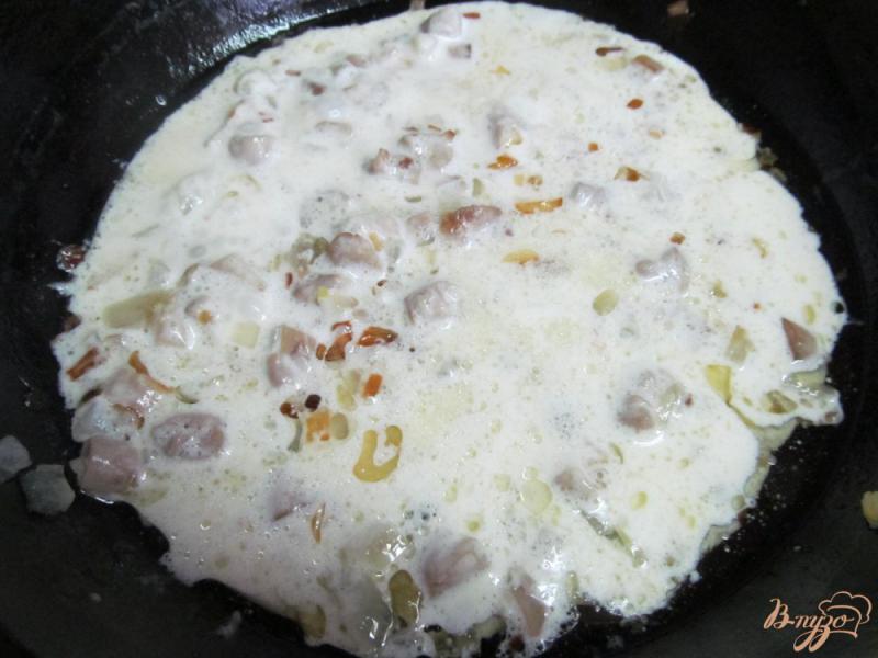 Фото приготовление рецепта: Вареная говядина запеченная под сметанным соусом шаг №3