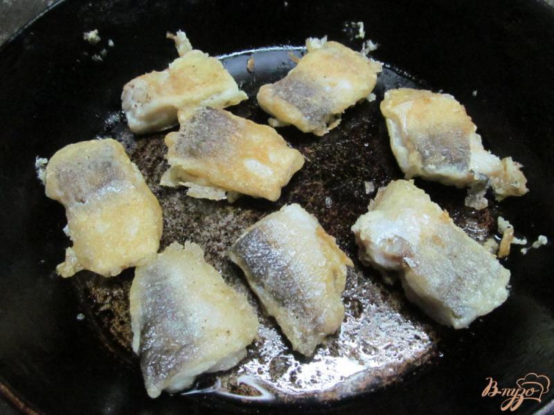 Фото приготовление рецепта: Жареный хек в белковом кляре шаг №5