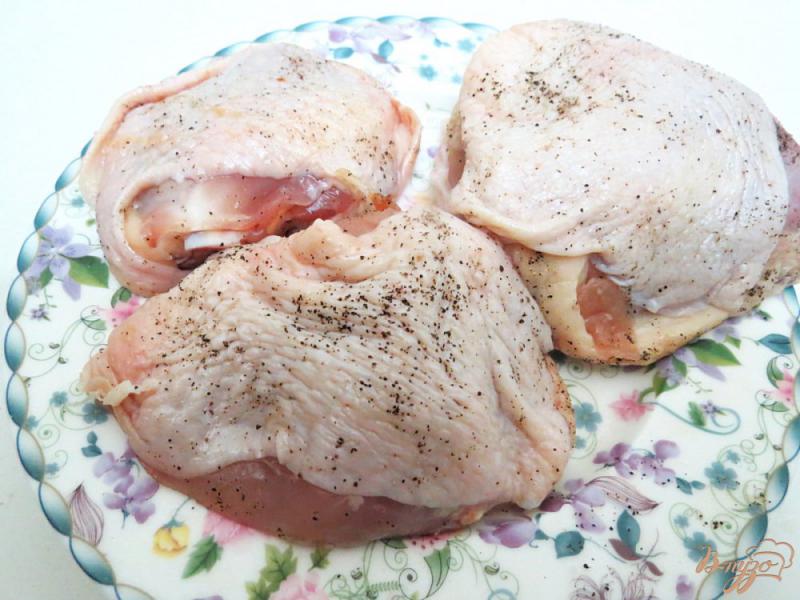 Фото приготовление рецепта: Куриные бёдра жареные, под соусом. шаг №2