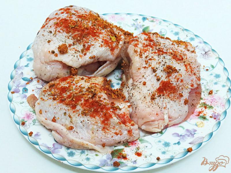 Фото приготовление рецепта: Куриные бёдра жареные, под соусом. шаг №4