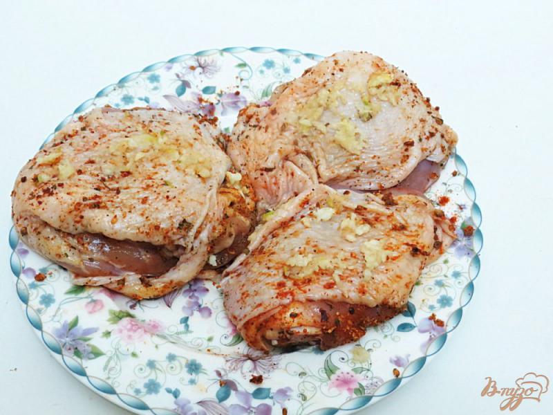 Фото приготовление рецепта: Куриные бёдра жареные, под соусом. шаг №5
