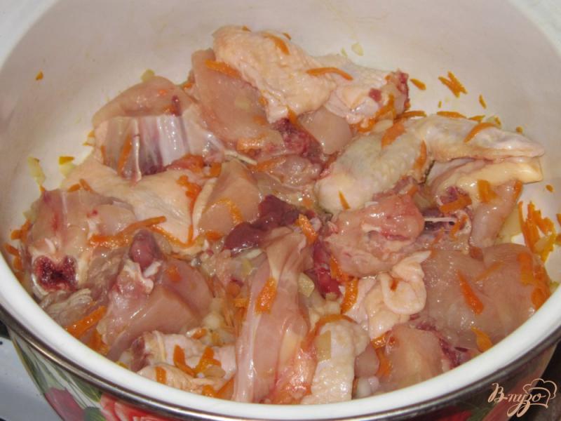 Фото приготовление рецепта: Плов с курицей и грибами шаг №2