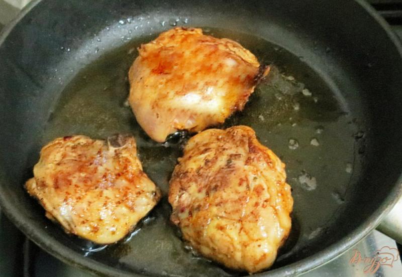 Фото приготовление рецепта: Куриные бёдра жареные, под соусом. шаг №7