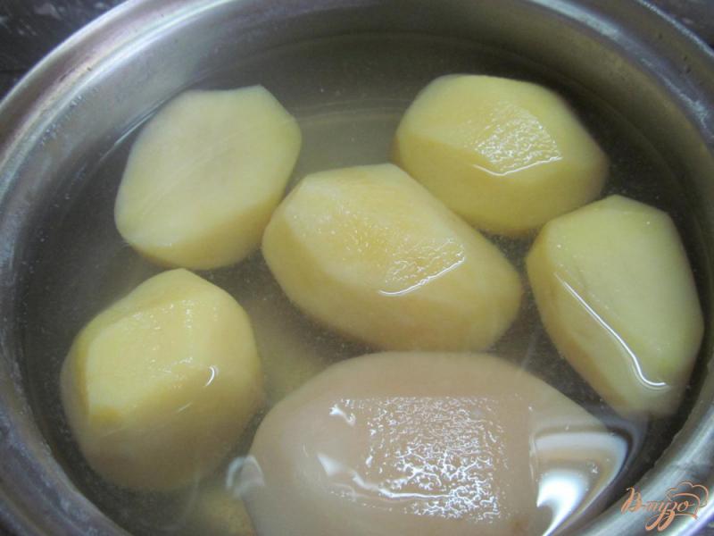 Фото приготовление рецепта: Картофельный салат под соусом из йогурта шаг №1