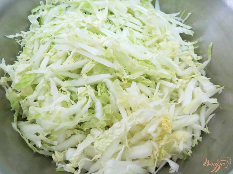 Фото приготовление рецепта: Салат из крабовых палочек, кукурузки и пекинской капусты шаг №2