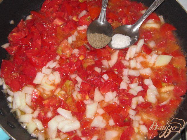 Фото приготовление рецепта: Сазан жареный в томатном соусе шаг №8