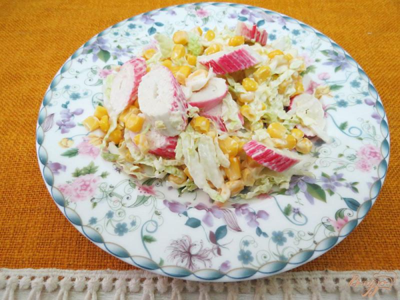 Фото приготовление рецепта: Салат из крабовых палочек, кукурузки и пекинской капусты шаг №5