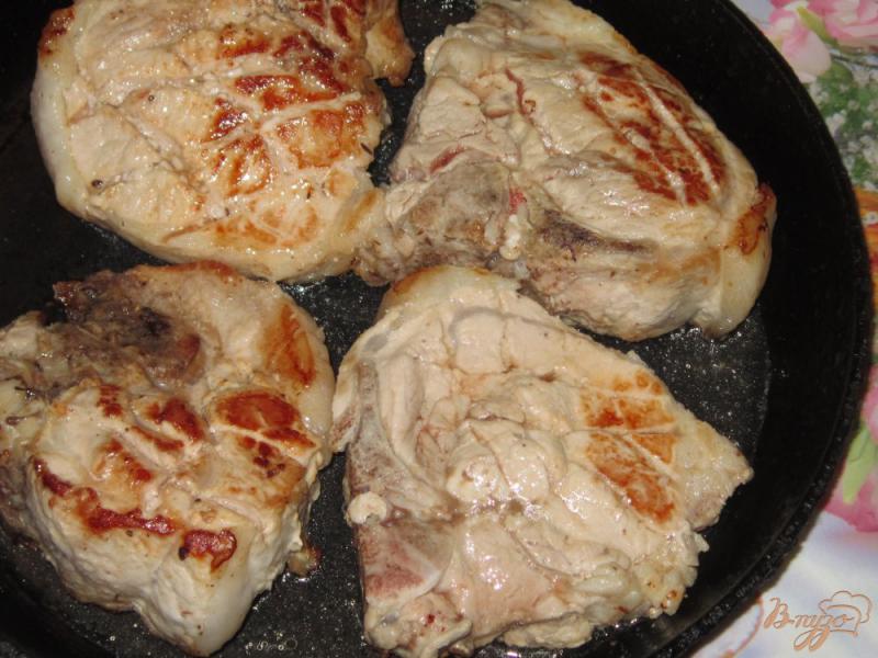 Фото приготовление рецепта: Свиные стейки запеченные с овощами шаг №5