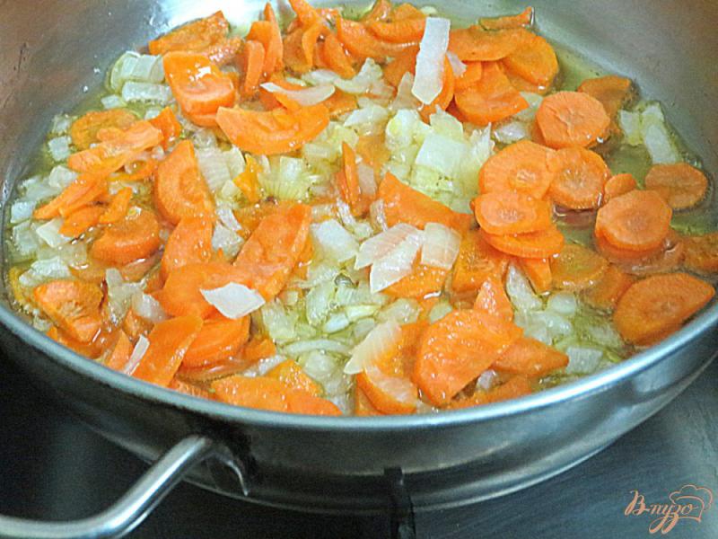 Фото приготовление рецепта: Суп с фрикадельками, пшеном и шампиньонами шаг №6