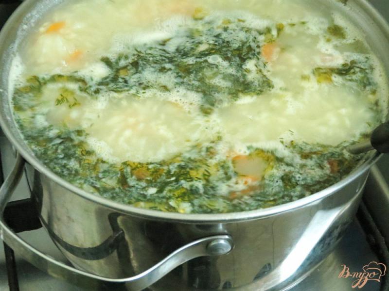 Фото приготовление рецепта: Суп с фрикадельками, пшеном и шампиньонами шаг №9