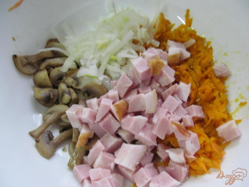Фото приготовление рецепта: Салат из моркови с корейкой шаг №5