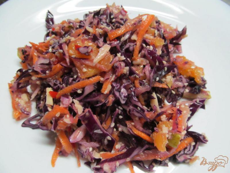 Фото приготовление рецепта: Капустный салат с грушей и апельсином шаг №4