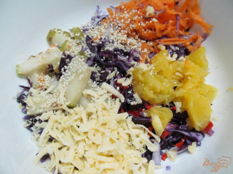 Фото приготовление рецепта: Капустный салат с грушей и апельсином шаг №3