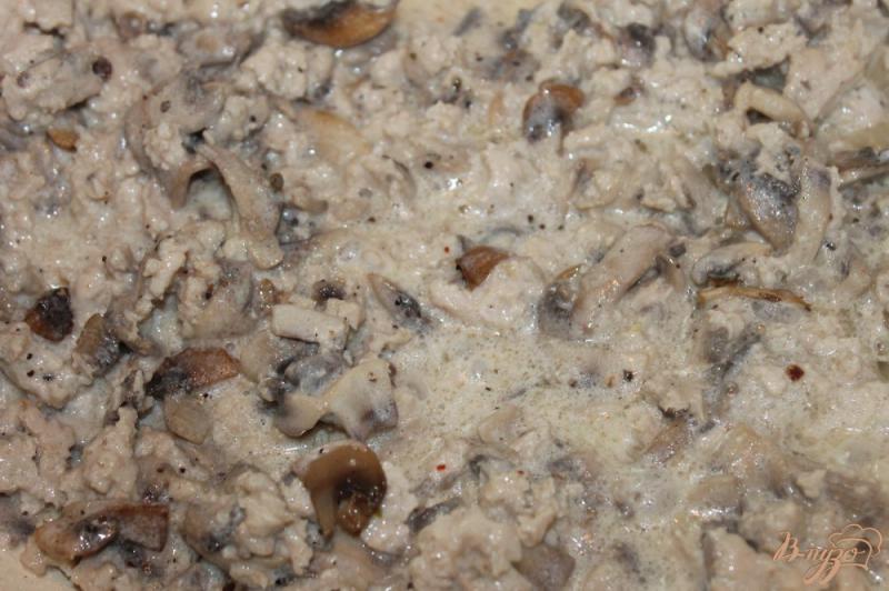 Фото приготовление рецепта: Блины с грибами и мясом индейки шаг №4