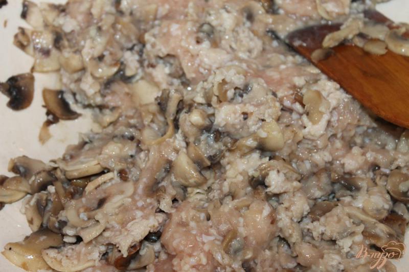 Фото приготовление рецепта: Блины с грибами и мясом индейки шаг №3