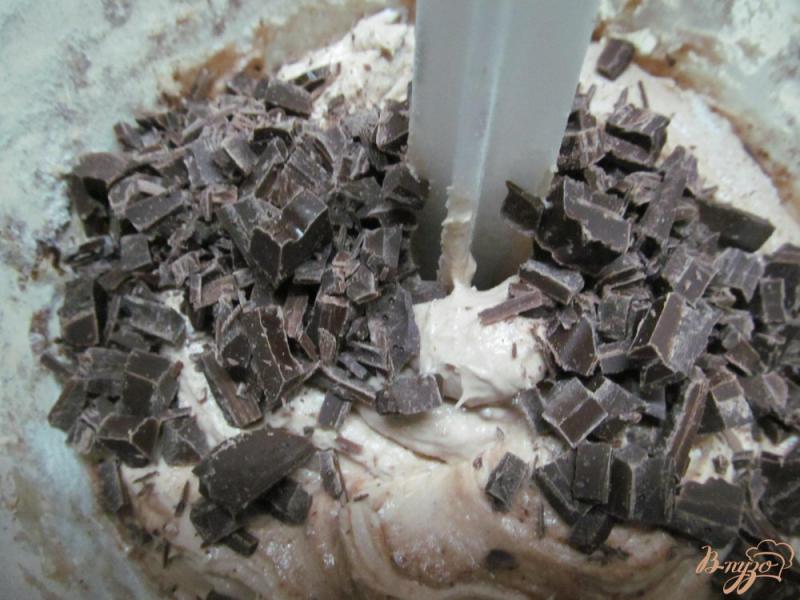 Фото приготовление рецепта: Шоколадный кекс с бананом шаг №4