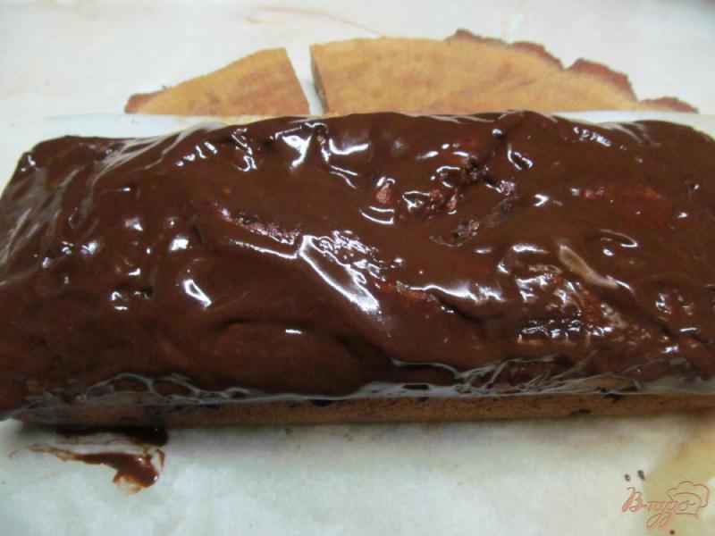 Фото приготовление рецепта: Шоколадный кекс с бананом шаг №7