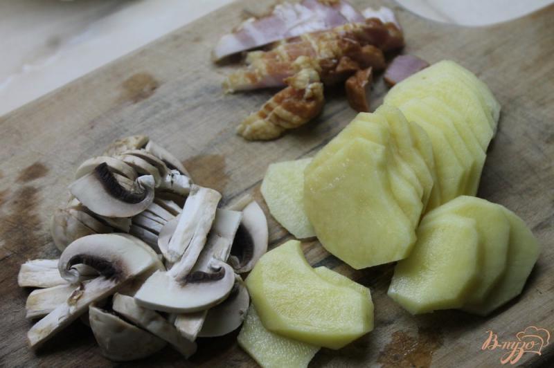Фото приготовление рецепта: Запеченный картофель с беконом и грибами шаг №1