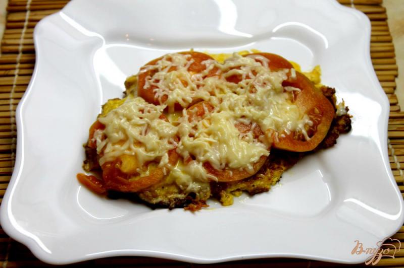 Фото приготовление рецепта: Куриная отбивная с помидорами и сыром камамбер шаг №7