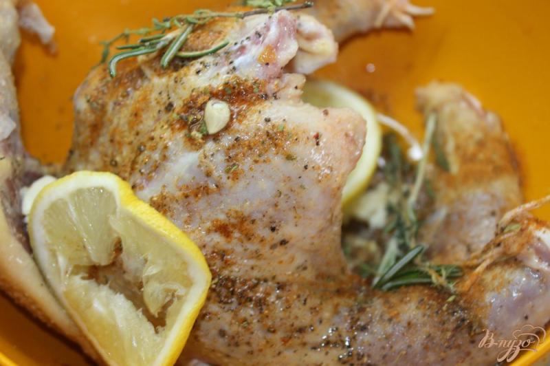 Фото приготовление рецепта: Запеченный цыпленок с розмарином и кукурузой шаг №4