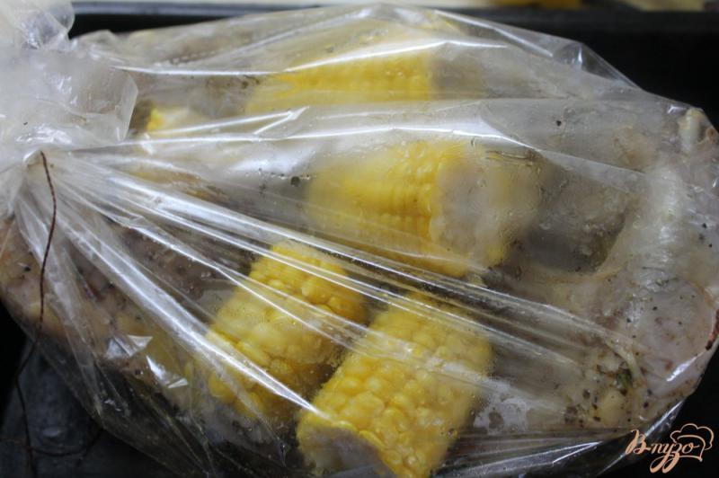 Фото приготовление рецепта: Запеченный цыпленок с розмарином и кукурузой шаг №6