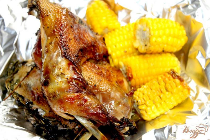 Фото приготовление рецепта: Запеченный цыпленок с розмарином и кукурузой шаг №7