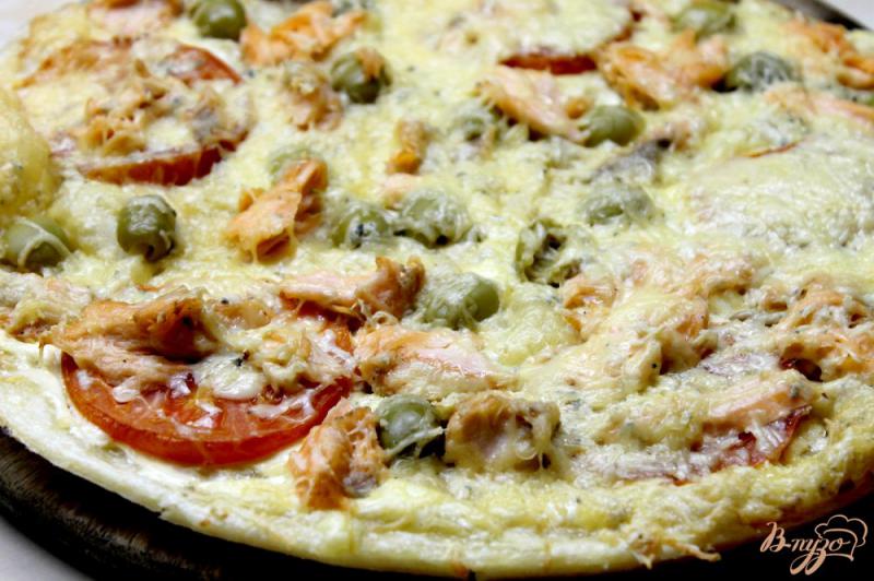Фото приготовление рецепта: Пицца из слоеного теста с лососем шаг №8