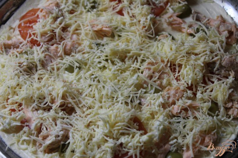 Фото приготовление рецепта: Пицца из слоеного теста с лососем шаг №7