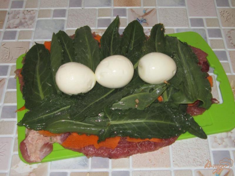Фото приготовление рецепта: Мясной рулет с яйцом, щавелем и морковью шаг №7