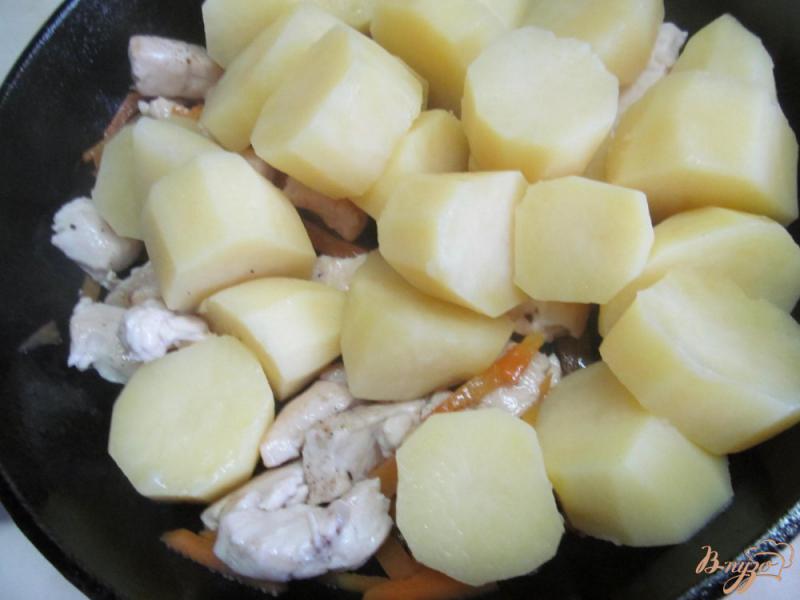 Фото приготовление рецепта: Тушенный картофель в сливках с курицей шаг №4