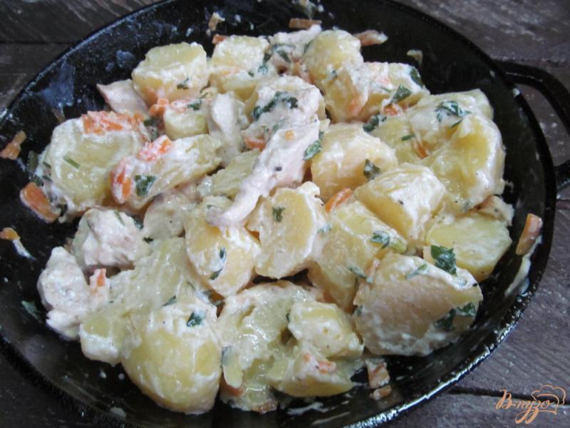 Фото приготовление рецепта: Тушенный картофель в сливках с курицей шаг №6