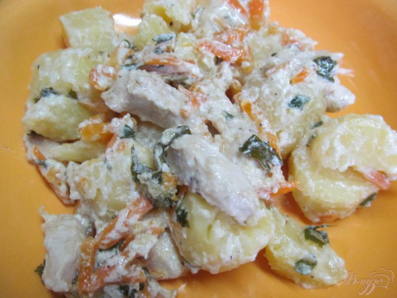Фото приготовление рецепта: Тушенный картофель в сливках с курицей шаг №7