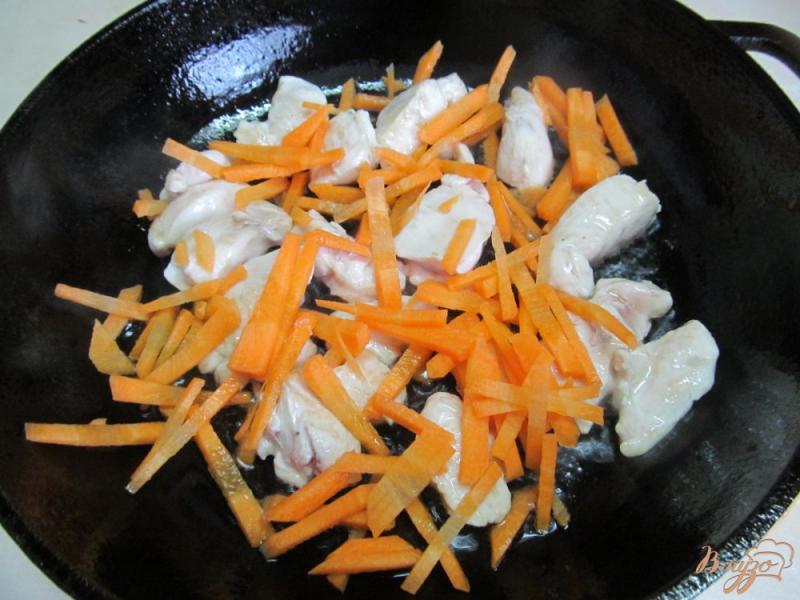 Фото приготовление рецепта: Тушенный картофель в сливках с курицей шаг №3