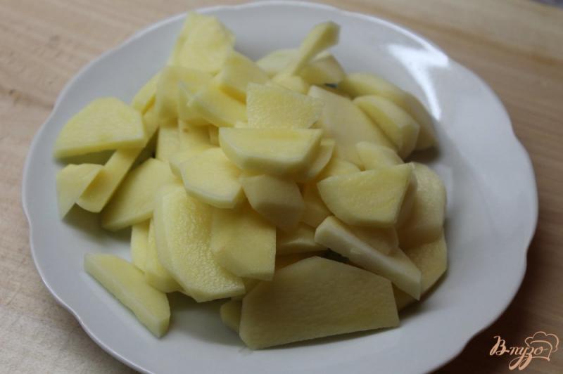 Фото приготовление рецепта: Жаренный картофель с курицей и брокколи шаг №1