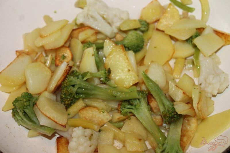 Фото приготовление рецепта: Жаренный картофель с курицей и брокколи шаг №3