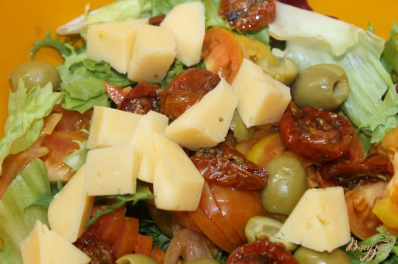 Фото приготовление рецепта: Овощной салат с жаренным беконом и горчичным соусом шаг №6