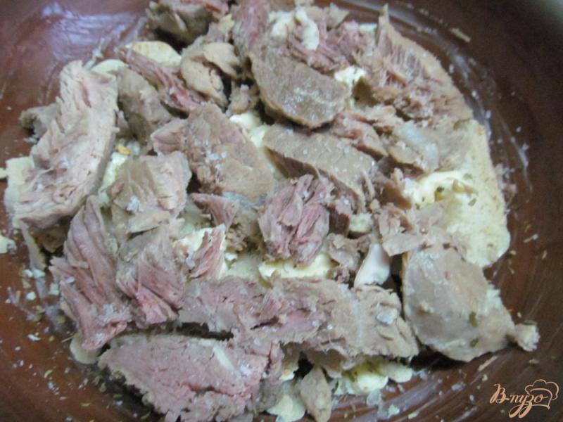 Фото приготовление рецепта: Отварная говядина запеченная под сыром шаг №5