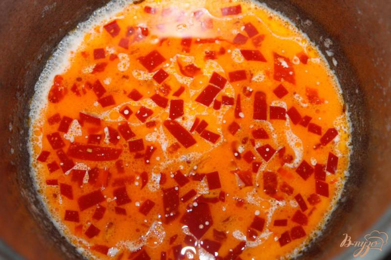 Фото приготовление рецепта: Сливочный соус из болгарского перца шаг №3