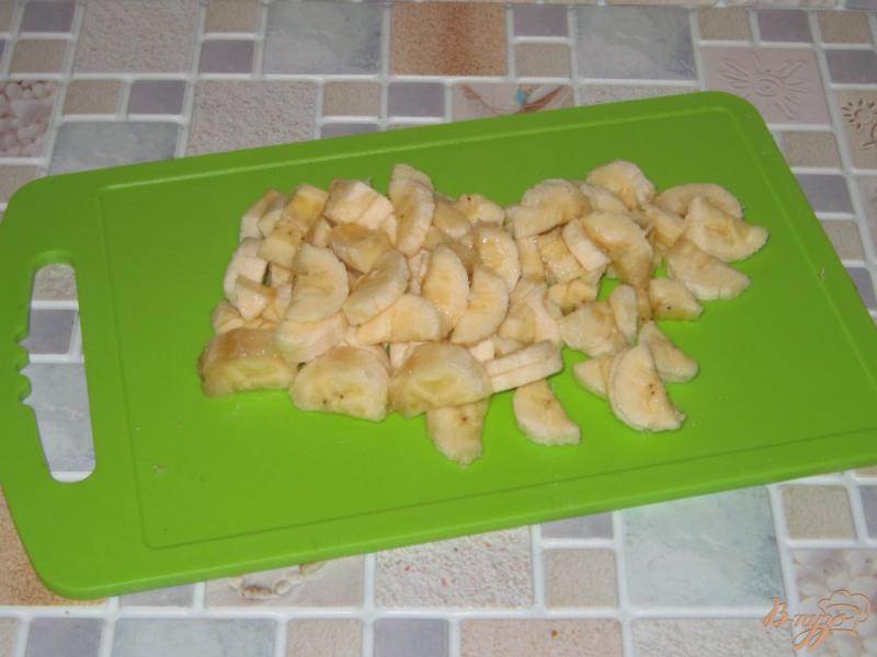 Фото приготовление рецепта: Слойки медовые с дыней и бананом шаг №2